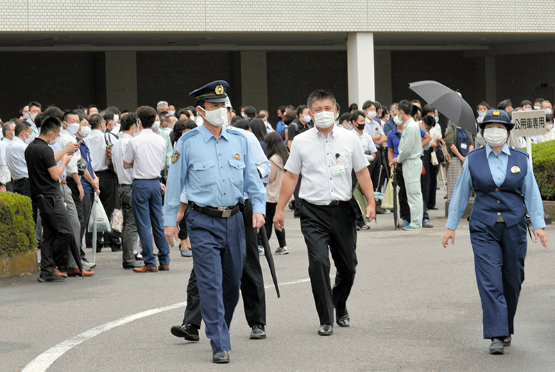 爆破予告メールを受け、印西市役所では庁舎内にいた約400人の職員が一時避難した=9月23日