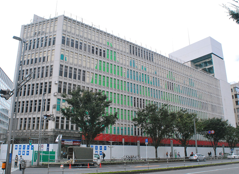 三越千葉店が入っていたビル。ＪＲ千葉駅前の目抜き通りに位置しており、再開発による周辺の活性化に期待が寄せられている＝千葉市中央区