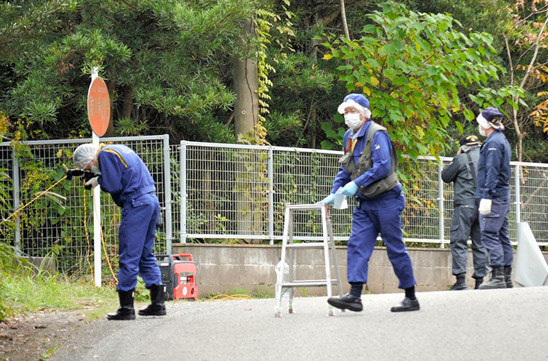 遺体が見つかった現場付近を調べる県警の捜査員＝２８日午後２時２５分ごろ、印西市