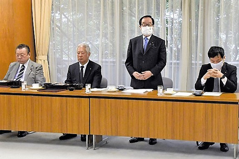 知事選を巡り、鈴木大地氏の擁立断念と人選仕切り直しを報告する自民党県連の渡辺会長＝３０日、都内の自民党本部