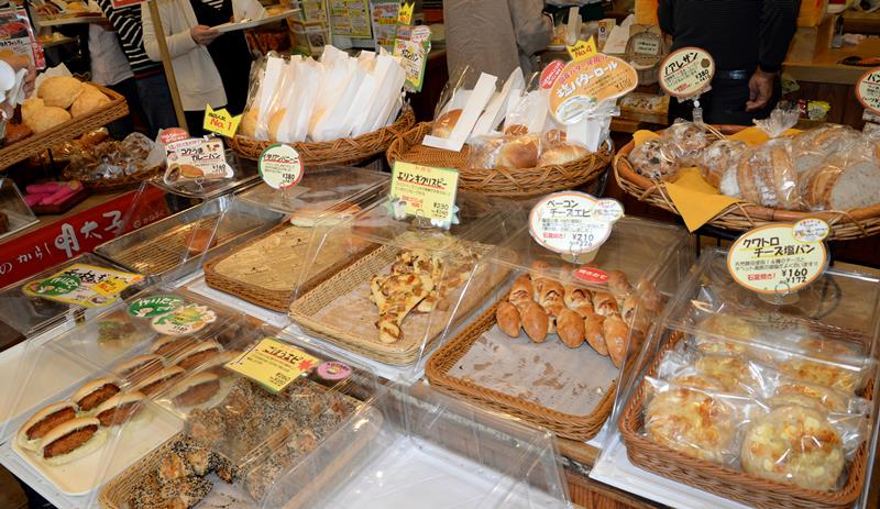 焼きたてパンは並べるそばから次々と客のトレーに