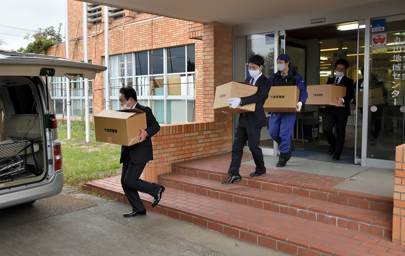 教育委員会への家宅捜索を終え押収品を運ぶ県警捜査員＝９日午後２時１５分、南房総市役所丸山分庁舎