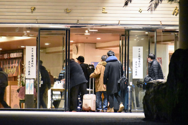 中国・武漢から政府のチャーター機で帰国し、足取り重くホテルに入る帰国者＝１月２９日、勝浦市墨名