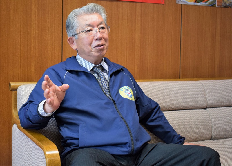 武漢からの帰国者を受け入れた当時について話す勝浦市の竹下副市長＝８日、同市役所