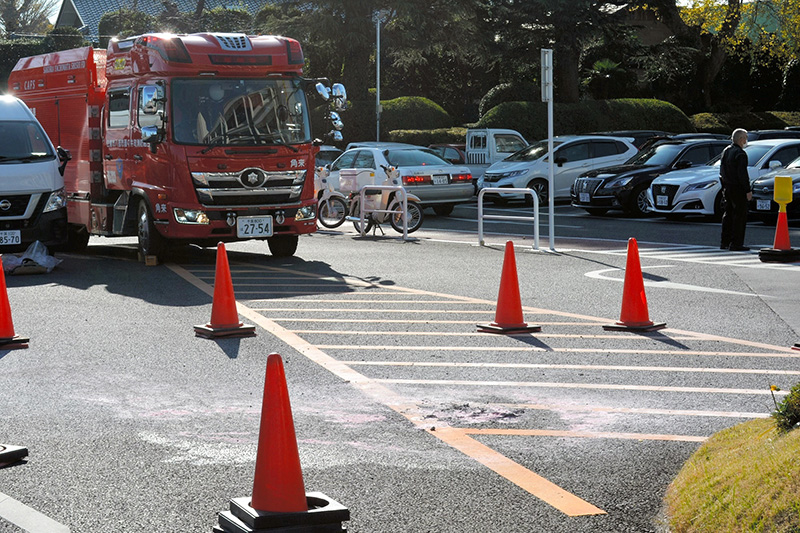 男性が焼身自殺を図ったとみられる現場＝１４日午前１０時１０分ごろ、佐倉市役所
