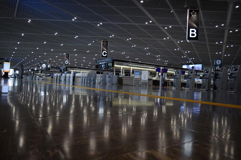 渡航制限による大幅な減便により、かつては人であふれた国際線ロビーから人が消えた=6月、成田空港第1ターミナル南ウイング