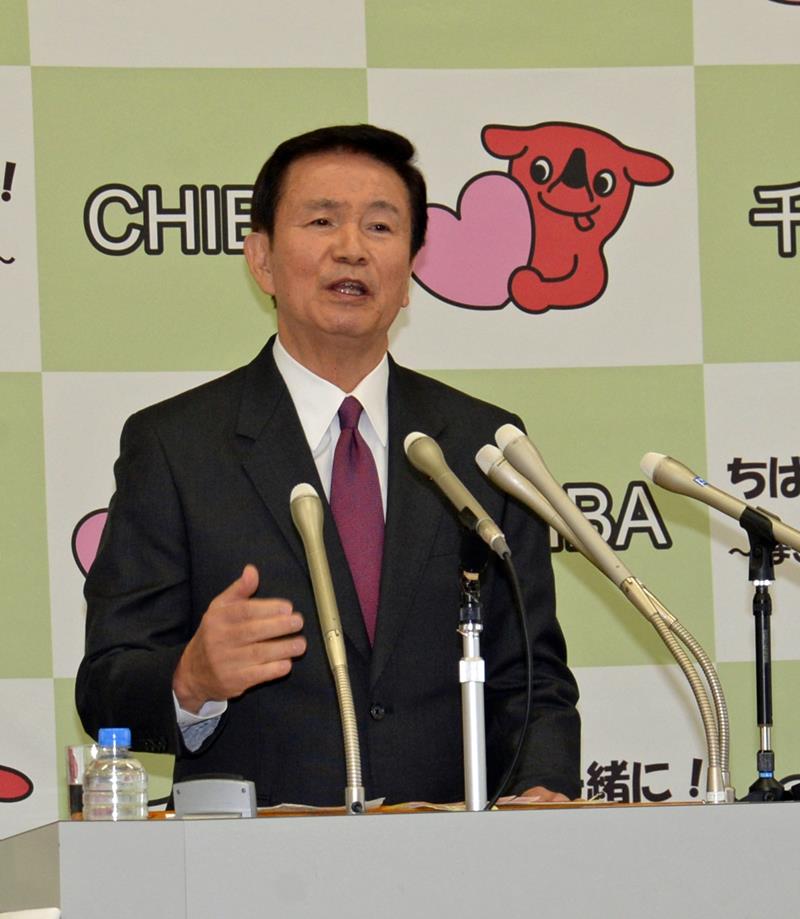 記者会見で来春の知事選に出馬しないと表明した森田知事＝１１月１２日、県庁