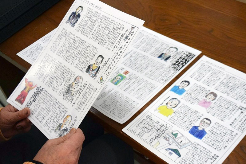 過去の「復興かわら版」。温かみある似顔絵は楽しみにしてくれる取材相手もいるという 