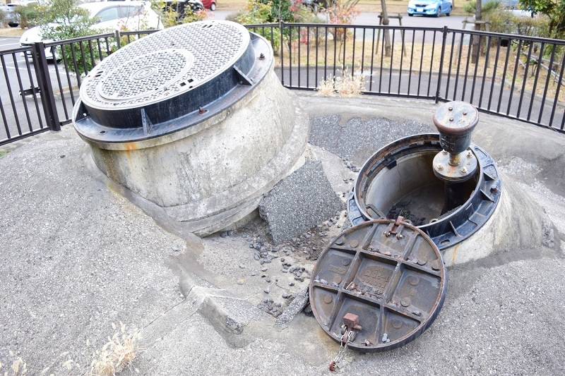 浦安市高洲の「高洲中央公園」の駐車場で、存在感を示す高さ約１メートルのマンホール。液状化被害の象徴として残すことに賛否が巻き起こった