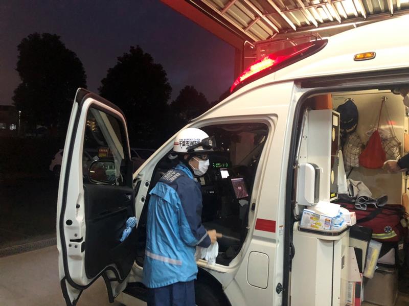 感染対策のゴーグルをするなどして出動準備する救急隊員＝１５日、稲毛消防署（千葉市消防局提供）