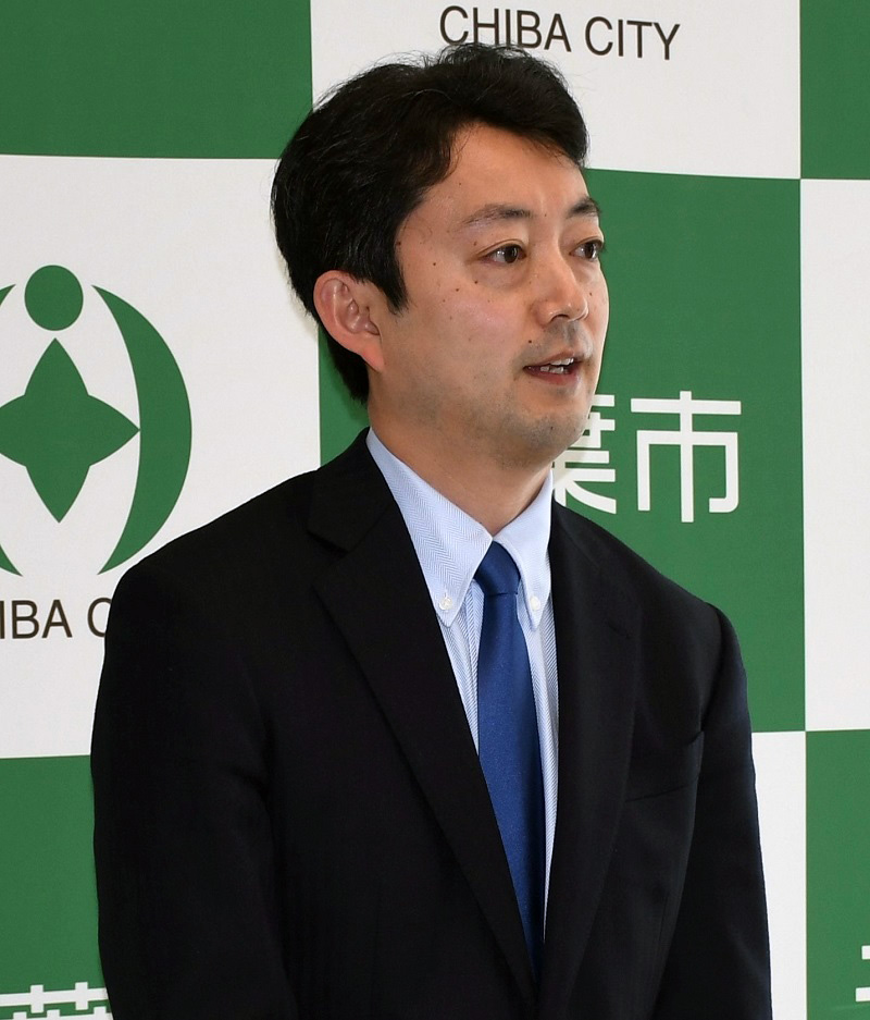 退職届の提出後、報道陣の取材に応じる熊谷市長＝１日午前、市役所