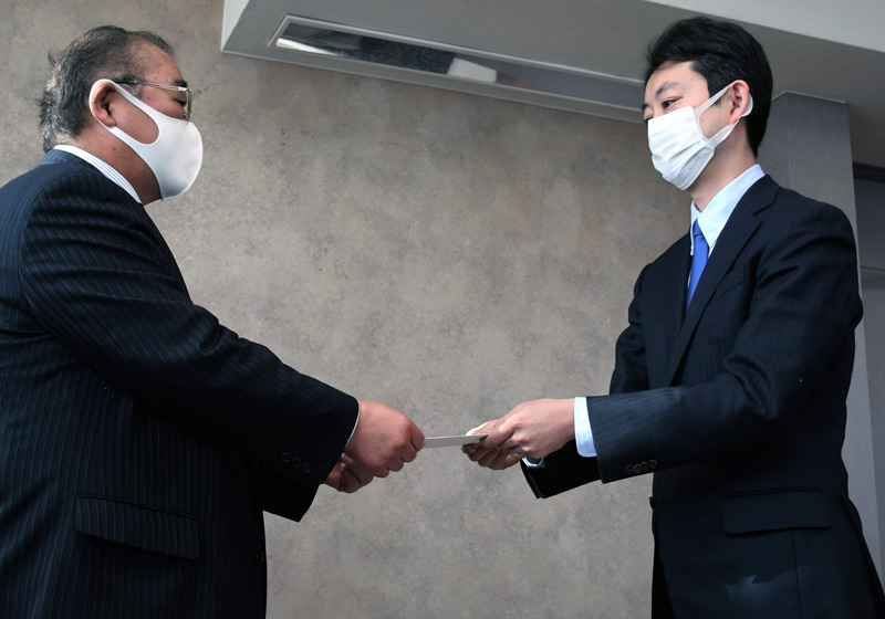 千葉市議会の岩井議長に退職届を提出する熊谷市長＝１日午前、市役所