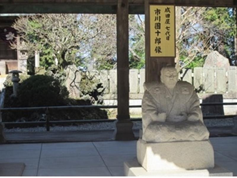 額堂内の７代目石像