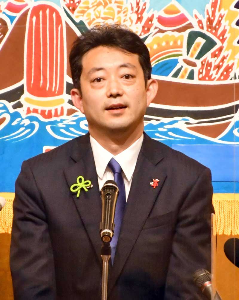 支持者を前に当選のあいさつをする熊谷氏＝２１日夜、千葉市内のホテル