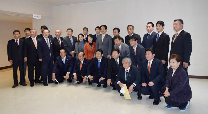 神谷氏支持を表明した市議ら＝２０２０年１２月２５日、千葉市役所