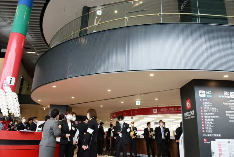 来庁者を迎える新庁舎1階の玄関付近。総合窓口や案内表示などを設けている=旭市