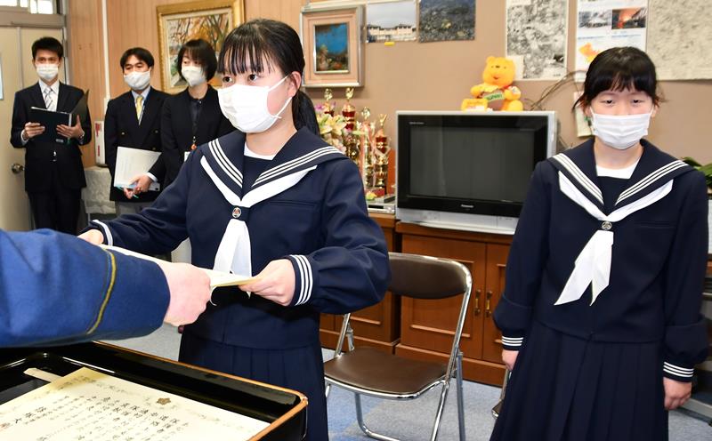 感謝状を受け取った沢永さん（左）と大橋さん＝２６日午後、千葉市中央区の同市立葛城中学校