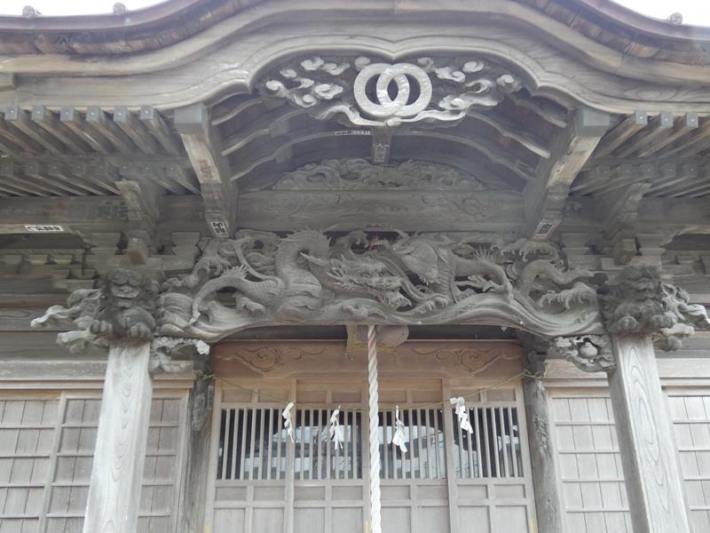 彫刻の下に梁がない独特なつくりが特徴的＝睦沢町