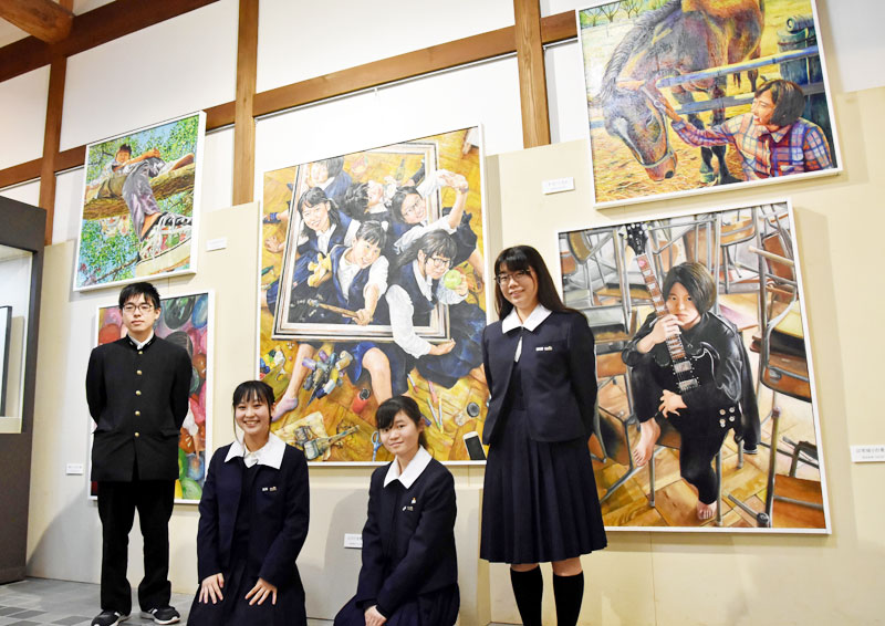 展示作品と長生高美術部３年生＝いすみ市郷土資料館