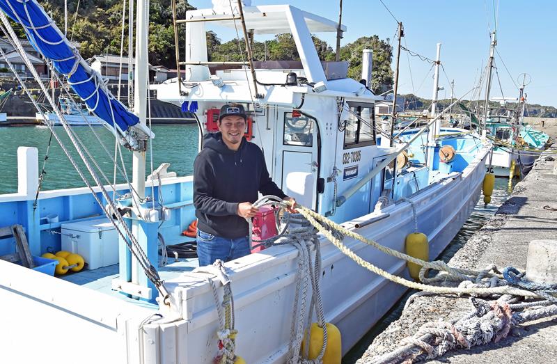 新造したキンメ船の船頭を務める松井さん=勝浦市