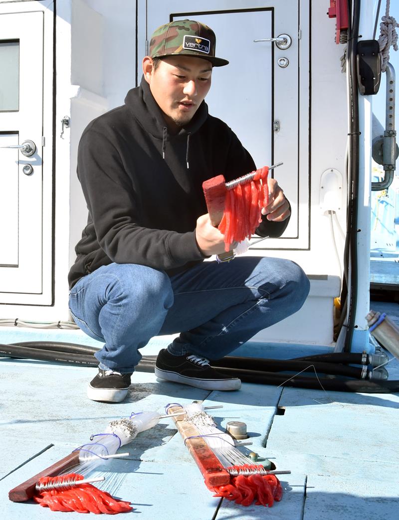 キンメ漁の道具を手入れする松井さん。夜明けとともに立て縄を海に投入して漁をする