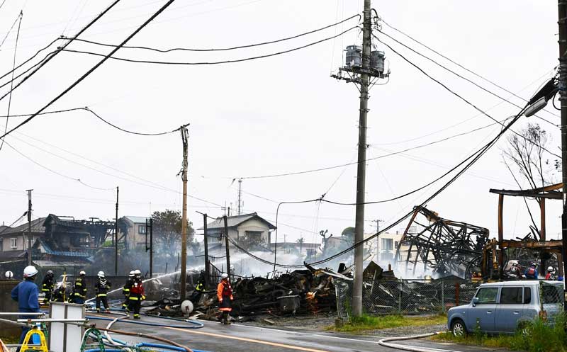 火災が発生した住宅街＝５日午後３時２０分、八街市