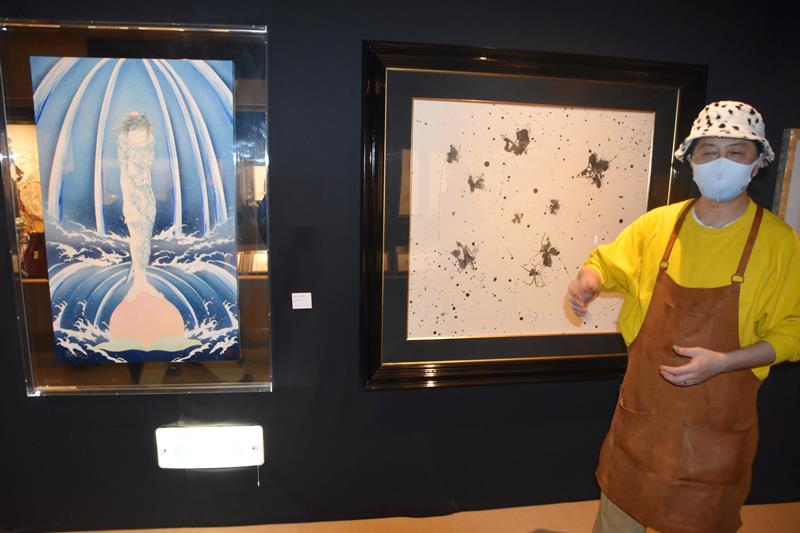 展示作品を解説する井上さん