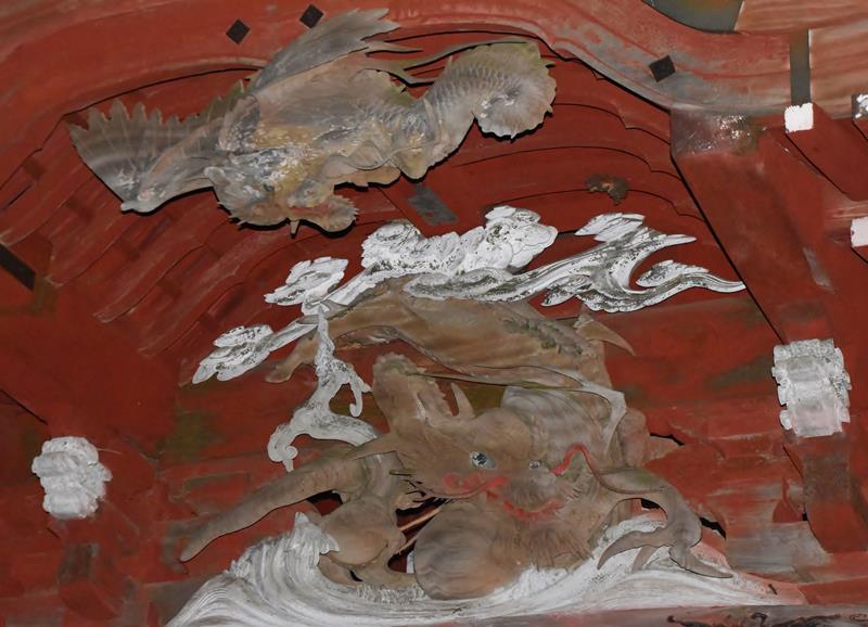 初代伊八５２歳の頃に制作された２頭の竜の彫刻＝鴨川市の大山寺不動堂