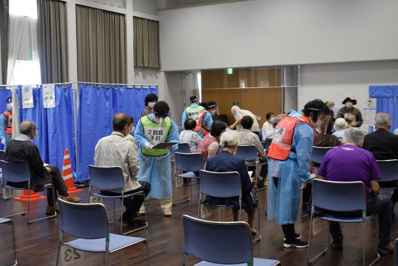 接種後の経過観察で待機する市民ら。2回目接種の予約も行われた=9日、銚子市