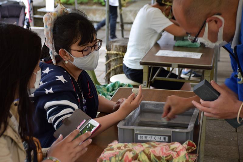 勾玉づくりを体験する参加者＝千葉市若葉区