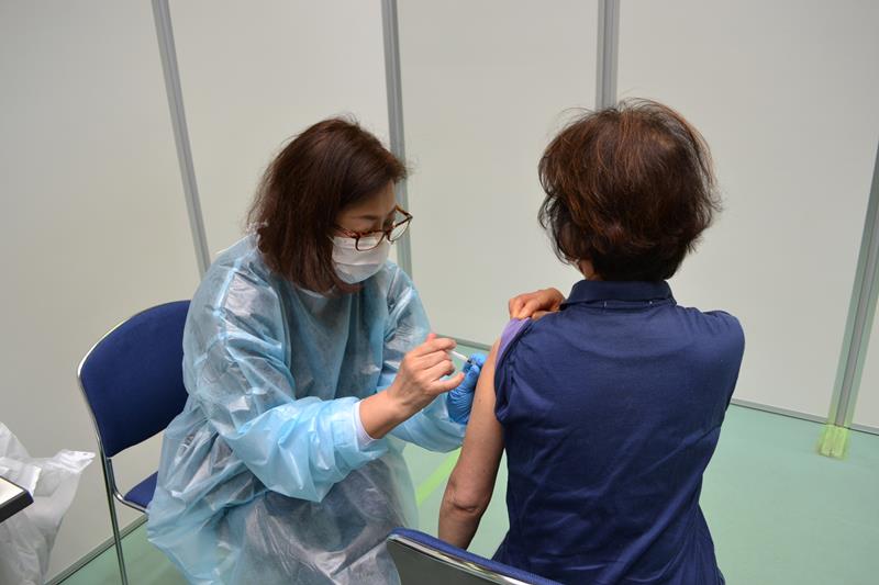 ワクチンの接種を受ける女性（右）＝１２日、千葉市中央区の千葉中央コミュニティセンター