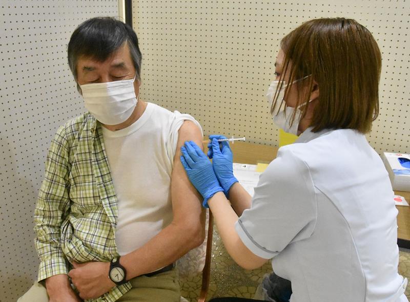 新型コロナウイルスワクチンの高齢者向け集団接種が市原市で始まった＝１２日、市民会館