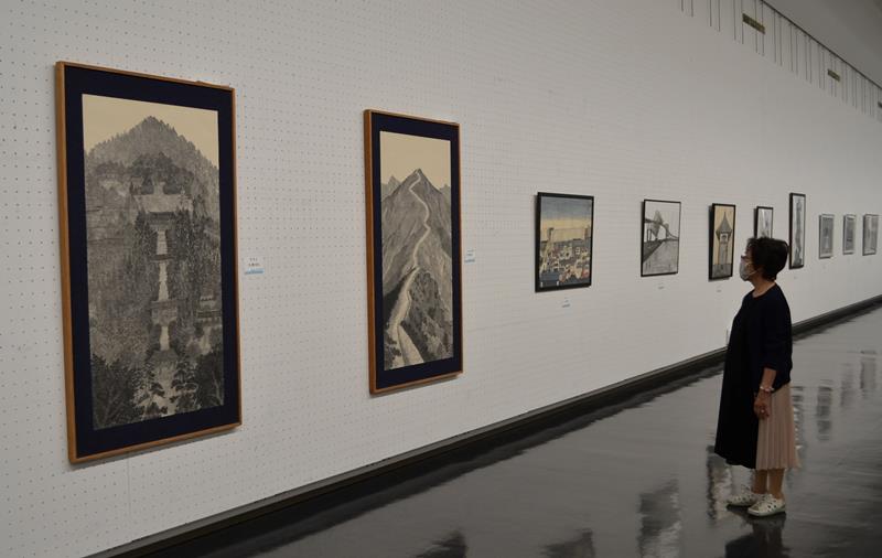 県内外を描いた風景画など約３９５点を展示する「墨の県展」＝１８日、千葉市中央区の県立美術館