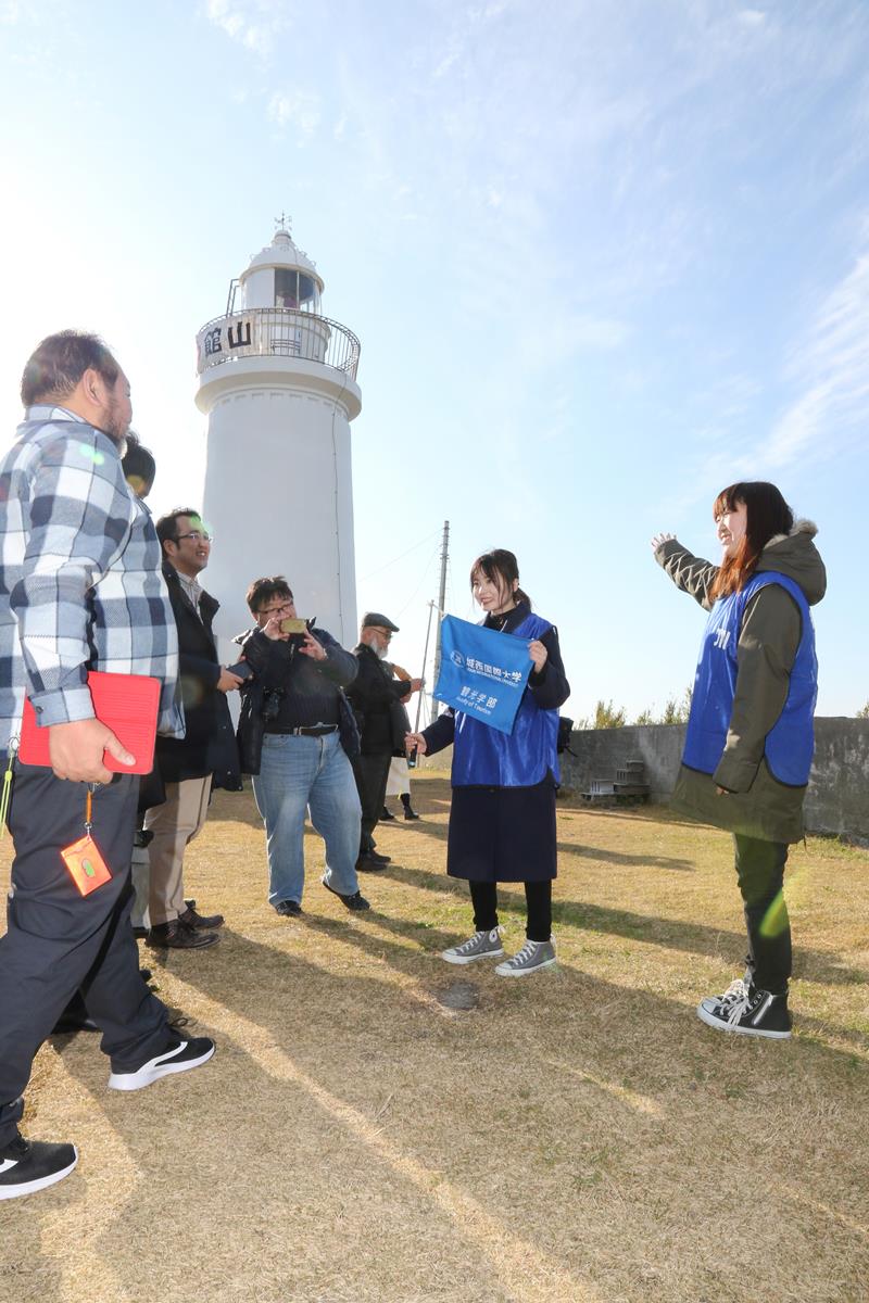 ツアーで東京から来た乗客を案内する学生(城西国際大提供)