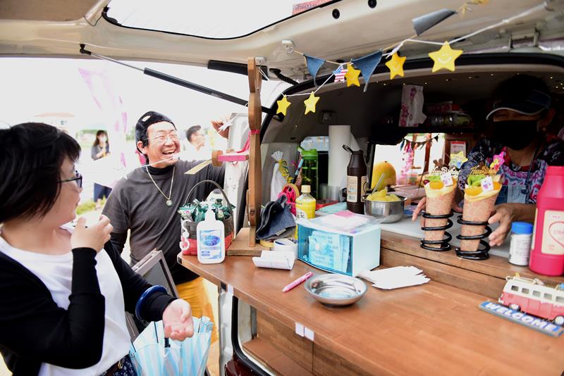クレープ販売などで会場は盛り上がった＝多古町