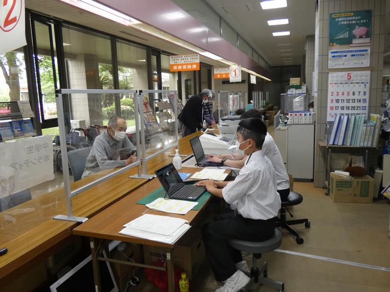 ワクチン接種の予約状況を検索する中学生=5月29日、睦沢町役場