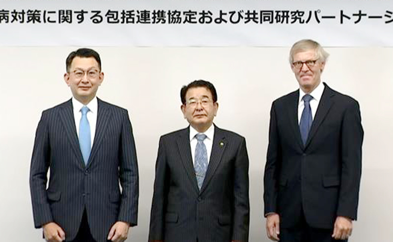 協定締結の説明会に出席した(左から)千葉大病院の横手病院長、明智市長、ノボ ノルディスク ファーマ社の社長