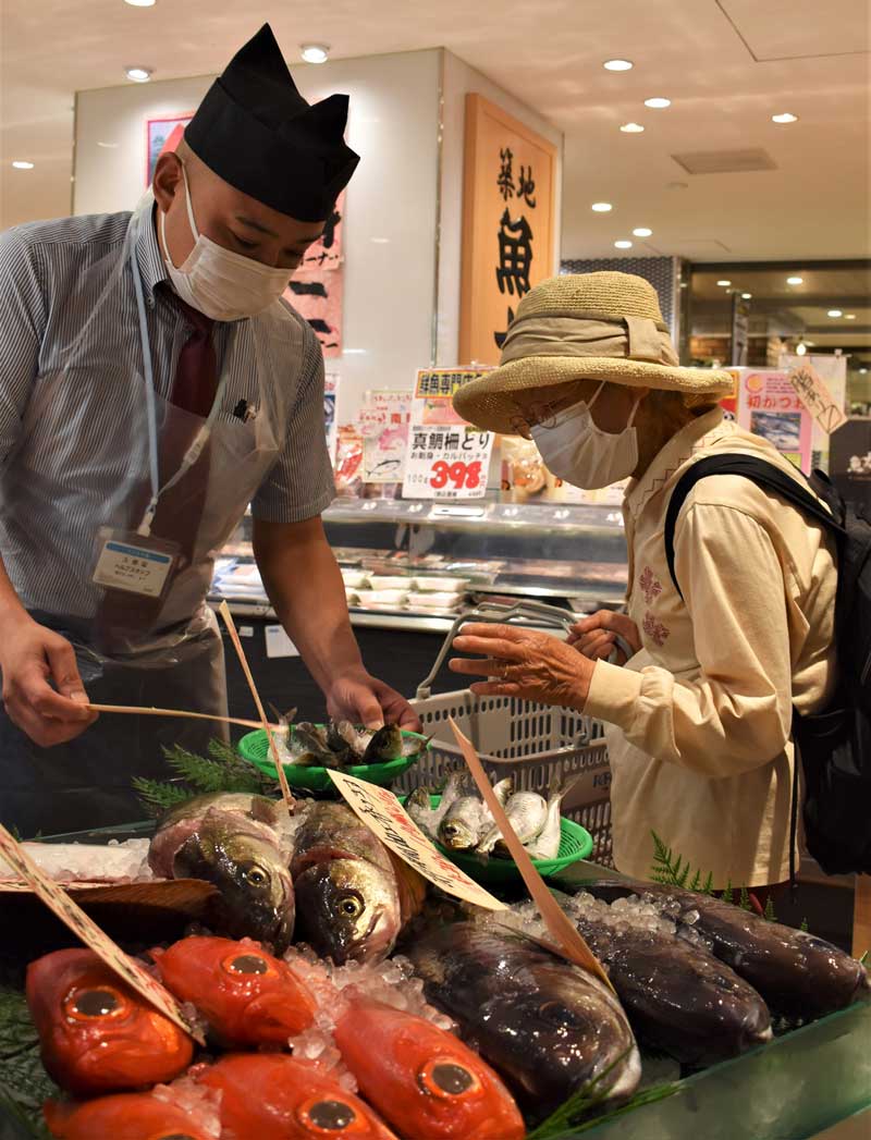特急で運ばれた鮮魚を購入する買い物客＝１１日午前１０時ごろ、千葉市中央区
