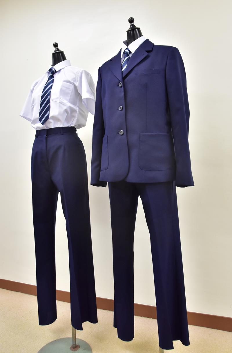 選択制でスラックスを導入した勝浦中の女子制服