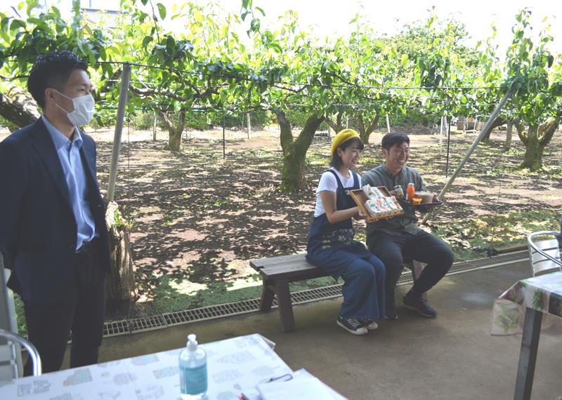 梨畑前の農園カフェ披露にも立ち会った村瀬さん（左）＝６月１日、船橋市二和東の「芳蔵園」