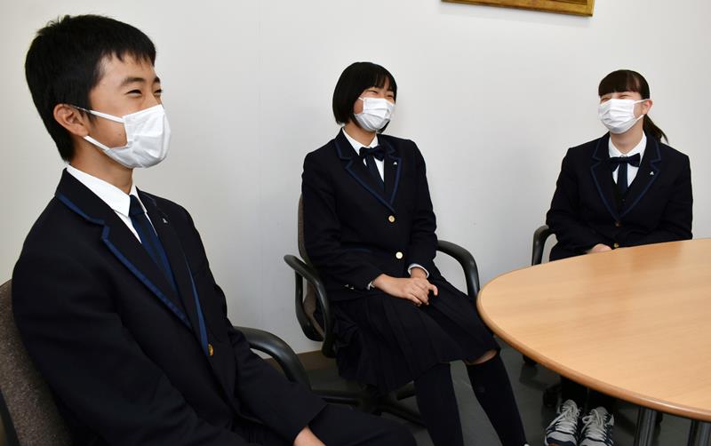学校の自慢について語る（左から）杉原さん、日諸さん、高橋さん＝八千代市