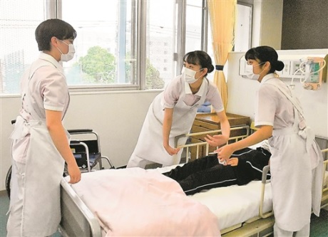 介助のトレーニングをする（左から）寺嶋さん、伊藤さん、鈴木さん＝市原市の千葉労災看護専門学校