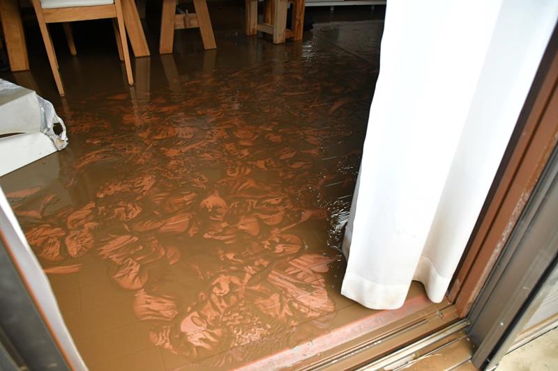 房総豪雨で浸水した渡辺さんの自宅。床が泥で覆われてしまった（渡辺さん提供）