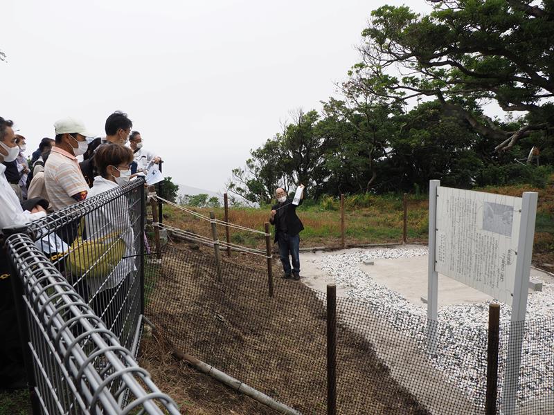 金谷城跡を巡り、かつて四脚門があった二ノ郭虎口（城門）の説明を聞く参加者＝５日、富津市