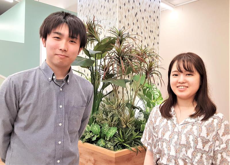 ロゴを制作した瀧口さん(右)とウェブ制作チームの玉井さん