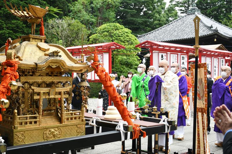 神輿法楽で僧侶や周辺町の若者頭が無病息災などを願った=7日、成田山新勝寺