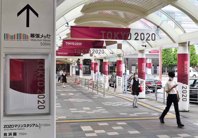 「TOKYO2020」の横断幕が並ぶ幕張メッセ周辺=9日、千葉市美浜区のJR海浜幕張駅前