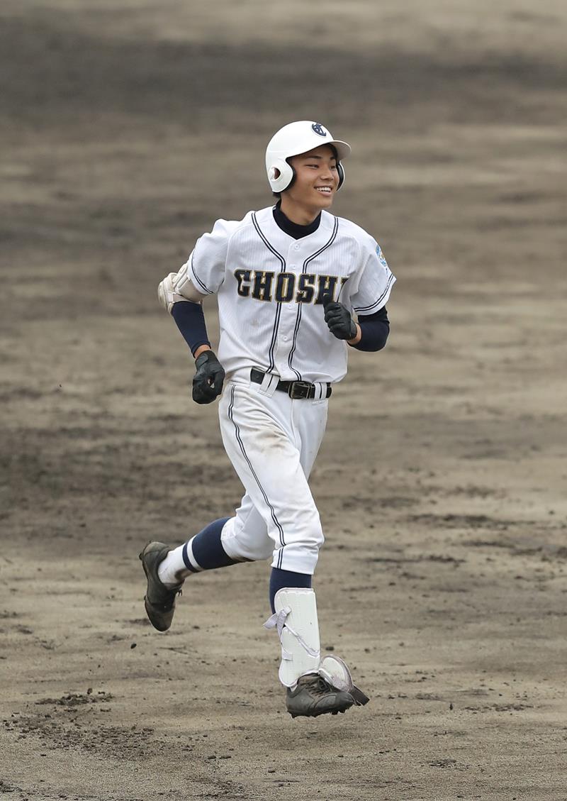 昭和学院秀英－旭農・下総・県銚子・八街・わせがく　９回表連合２死一塁、布施が２ランを放ち、笑顔でダイヤモンドを回る＝成田大谷津