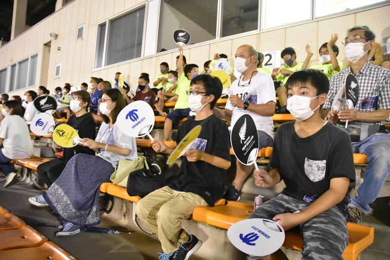 東京五輪に出場するオーストラリアとニュージーランドの親善試合を市民らが観戦した＝１２日夜、市原市
