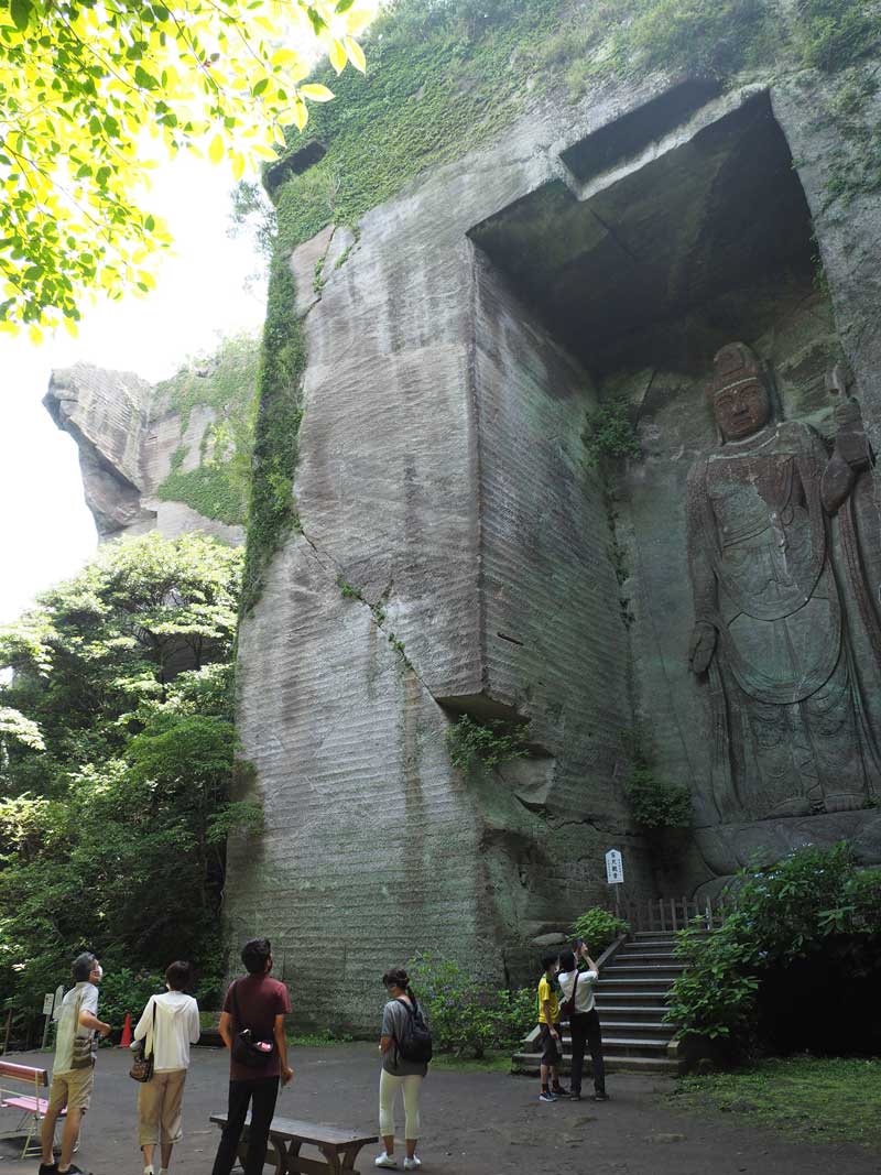鋸山の仏教関連遺跡を構成する日本寺の百尺観音や地獄のぞき=鋸南町